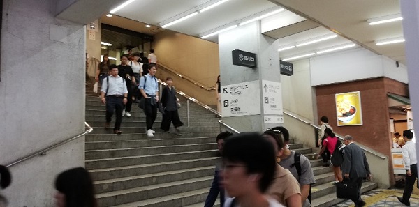 JR線渋谷駅の中央改札前の急な階段