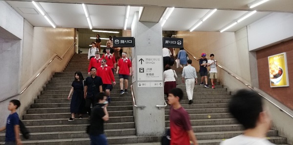 渋谷駅のJR中央改札前の急な階段前