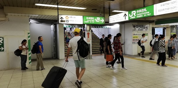 JR渋谷駅の中央改札前のスペース奥の階段