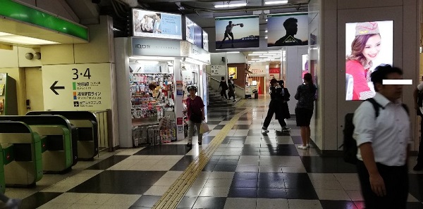 渋谷駅の玉川改札前の通路（売店前）