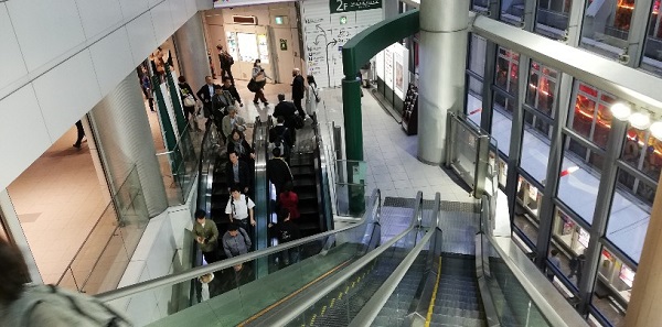 渋谷駅井の頭線、マークシティ内のエスカレーター