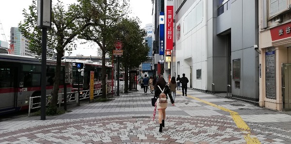 渋谷駅の京王井の頭線の高架下、UFJ、横浜銀行の前