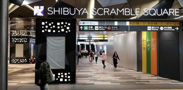 渋谷スクランブルスクエアの特徴的な柱奥のエスカレーター
