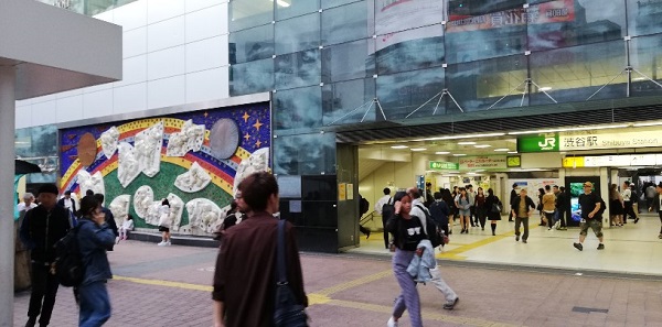渋谷駅の待ち合わせ場所（ハチ公広場の壁画）