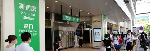 新宿駅東口出口（ルミネエスト地上）