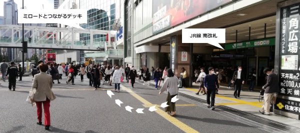 JR新宿駅南改札前、甲州街道を下る