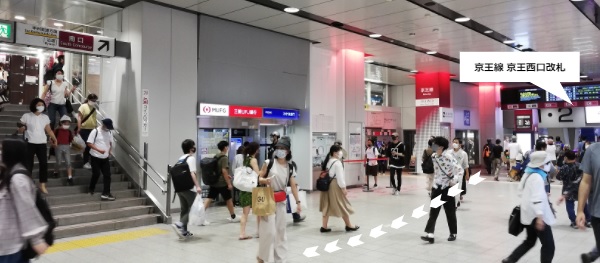 京王線新宿駅の西口改札前