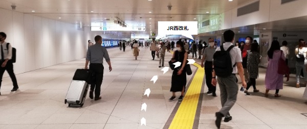 JR新宿駅西改札前（東西自由通路）