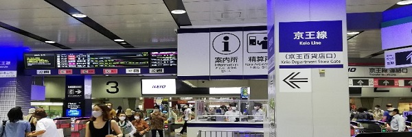 京王線新宿駅の京王百貨店口改札前