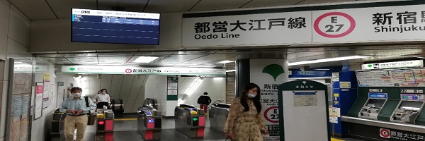 大江戸線のJR新宿駅方面改札