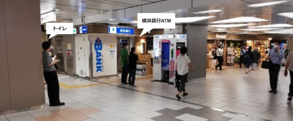 新宿駅小田急マルシェ内のATM（横浜銀行）
