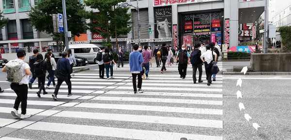 新宿京王百貨店前のバス停の横断歩道