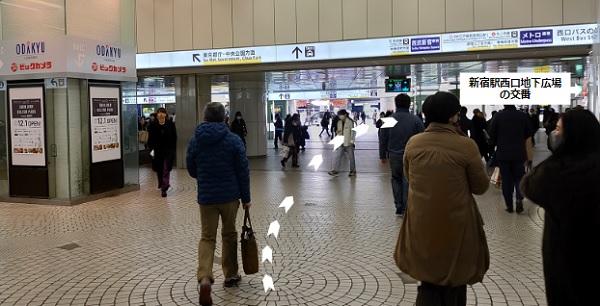 新宿駅西口地下広場、西口交番に向かう通路