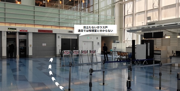 羽田空港第3ターミナルの3F喫煙所(ATMの前)
