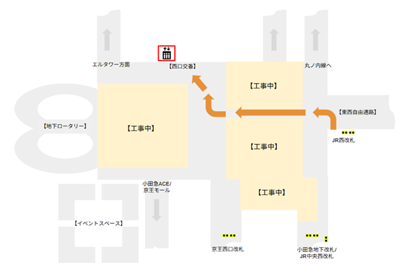 JR線西改札から西口交番へ向かう
